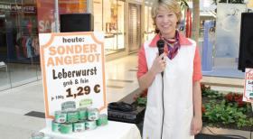 Weibsbilder - Das "Girl from Ipanema" (Sabine Menne) überzeugt mit ihren Gesangeskünsten am Leberwurststand. © Frank Hempel Sat.1