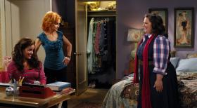 Mike & Molly - Das erste Date von Molly (Melissa McCarthy, r.) und Mike steht an. Mollys Mutter Joyce (Swoosie Kurtz, M.) und ihre Schwester Victoria (Katy Mixon, l.) stehen ihr bei den Vorbereitungen dazu bei ... © 2010 CBS Broadcasting Inc. All Rights Reserved.