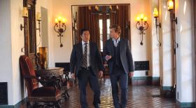 The Mentalist - Patrick Jane (Simon Baker, r.) und Kimball Cho (Tim Kang, l.) besuchen eine luxuriöse Rehabilitationsklinik, um dort den Tod eines jungen Models zu untersuchen ... © Warner Bros. Television The Mentalist - Patrick Jane (Simon Baker, r.) und Kimball Cho (Tim Kang, l.) besuchen eine luxuriöse Rehabilitationsklinik, um dort den Tod eines jungen Models zu untersuchen ... © Warner Bros. Television