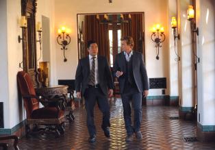 The Mentalist - Patrick Jane (Simon Baker, r.) und Kimball Cho (Tim Kang, l.) besuchen eine luxuriöse Rehabilitationsklinik, um dort den Tod eines jungen Models zu untersuchen ... © Warner Bros. Television