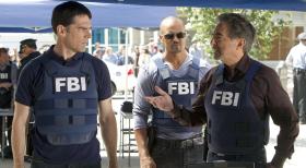 Criminal Minds - Das Team ermittelt gegen eine Bande von Bankräubern und Serienkillern in Washington D.C.. Hotch (Thomas Gibson, l.), Morgan (Shemar Moore, M.) und Rossi (Joe Mantegna, r.) versuchen die Geiselnahme in der Bank zu deeskalieren, doch die Situation spitzt sich zu als ein Mitglied des Teams selbst zur Geisel wird ... © ABC Studios