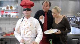 Markus (Markus Majowski, M.) und Janine (Janine Kunze, r.) beobachten gespannt, wie Mathias (Mathias Schlung, l.) versucht, seine Gerichte blind zu kochen. © Sat.1