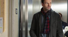 Elementary - Versucht herauszufinden, wer hinter den Morden an schwachen und tödlich erkrankten Patienten eines Krankenhauses steckt: Sherlock Holmes (Jonny Lee Miller) ... © CBS Television