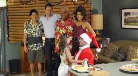 Es weihnachtet - sogar auf Hawaii: Steve (Alex O'Loughlin, 2.v.l.), Chin (Daniel Dae Kim, l.), Kono (Grace Park, r.) und Kamekona (Taylor Wily, 2.v.r.) helfen Danny (Scott Caan, vorne r.) für seine Tochter Grace (Teilor Grubbs, vorne l.) ein perfektes Weihnachten zu organisieren ... © TM &   2010 CBS Studios Inc. All Rights Reserved.