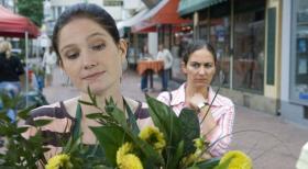 Blumen für die Liebste sind ja ganz normal, aber Blumen für Männer? Sollte es nicht lieber ein Kasten Bier, eine Stadion-Dauerkarte oder eine Bohrmaschine sein? Dem hier bleibt aber gar nichts anderes übrig, als sich über seinen Strauß zu freuen. (v.l.n.r. Emily Wood, Shirin Soraya) © Sat.1