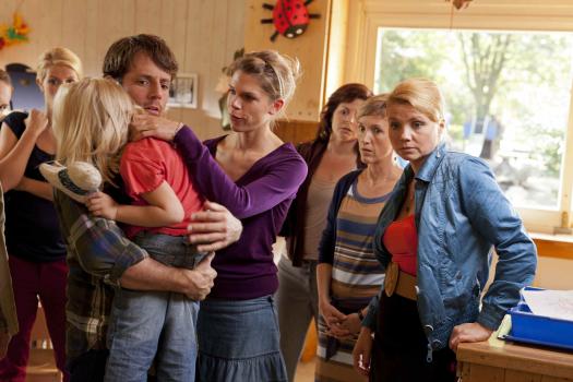 Danni Lowinski - Danni (Annette Frier, r.) versucht mit allen Mitteln herauszufinden, ob sich Erzieher Manuel wirklich an Emma (Emma Scheffer, 2.v.l.), einem Mädchen aus seiner Kindergartengruppe vergangen hat. Doch bei Bernhard (Matthias Brüggenolte, 3.v.l.) und Theresa Bohm (Tina Seydel, M.), Sabine Kleber (Isabell Classen, 3.v.r.) und Kindergartenleitung Frau Weber (Theresa Berlage, 2.v.r.) kommt sie erst einmal nicht weiter ... © SAT.1