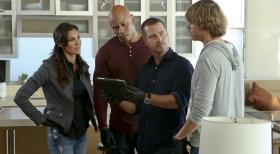 Navy CIS: L.A. - Versuchen den Mord an einem ehemaligen CIA-Agent und späteren Millionär aufzudecken: Callen (Chris O'Donnell, 2.v.r.), Hanna (LL Cool J, 2.v.l.), Deeks (Eric Christian Olsen, r.) und Kensi (Daniela Ruah, l.) ... © CBS Studios Inc. All Rights Reserved. Navy CIS: L.A. - Versuchen den Mord an einem ehemaligen CIA-Agent und späteren Millionär aufzudecken: Callen (Chris O'Donnell, 2.v.r.), Hanna (LL Cool J, 2.v.l.), Deeks (Eric Christian Olsen, r.) und Kensi (Daniela Ruah, l.) ... © CBS Studios Inc. All Rights Reserved.
