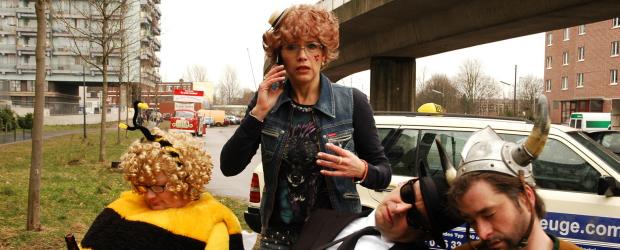 Uschi (Anke Engelke, 2.v.l.) ist eine jecke, kölsche Taxifahrerin mitten in der Karnevalszeit. Gar nicht lustig ist aber der Fahrgast, der auf ihrem Rücksitz stirbt und einen Koffer mit dubiosem Inhalt hinterlässt. Doch als kölsches Mädsche ist Uschi gar nicht zimperlich und weiß sich zu helfen ... © Martin Lässig Sat.1 Uschi (Anke Engelke, 2.v.l.) ist eine jecke, kölsche Taxifahrerin mitten in der Karnevalszeit. Gar nicht lustig ist aber der Fahrgast, der auf ihrem Rücksitz stirbt und einen Koffer mit dubiosem Inhalt hinterlässt. Doch als kölsches Mädsche ist Uschi gar nicht zimperlich und weiß sich zu helfen ... © Martin Lässig Sat.1