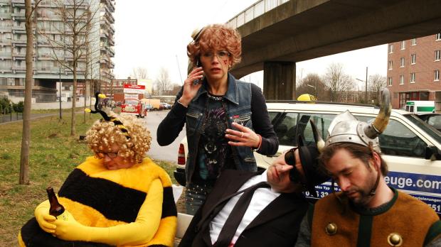 Martin Lässig Sat.1 Uschi (Anke Engelke, 2.v.l.) ist eine jecke, kölsche Taxifahrerin mitten in d...