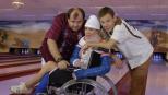 Markus Majowski (l.), Mirja Boes (M.) und Mathias Schlung (r.) beim Bowlen unter erschwerten Bedingungen. © Sat.1