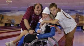 Markus Majowski (l.), Mirja Boes (M.) und Mathias Schlung (r.) beim Bowlen unter erschwerten Bedingungen. © Sat.1