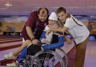 Markus Majowski (l.), Mirja Boes (M.) und Mathias Schlung (r.) beim Bowlen unter erschwerten Bedingungen. © Sat.1