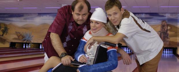 Markus Majowski (l.), Mirja Boes (M.) und Mathias Schlung (r.) beim Bowlen unter erschwerten Bedingungen. © Ralf Jürgens Sat.1 Markus Majowski (l.), Mirja Boes (M.) und Mathias Schlung (r.) beim Bowlen unter erschwerten Bedingungen. © Ralf Jürgens Sat.1