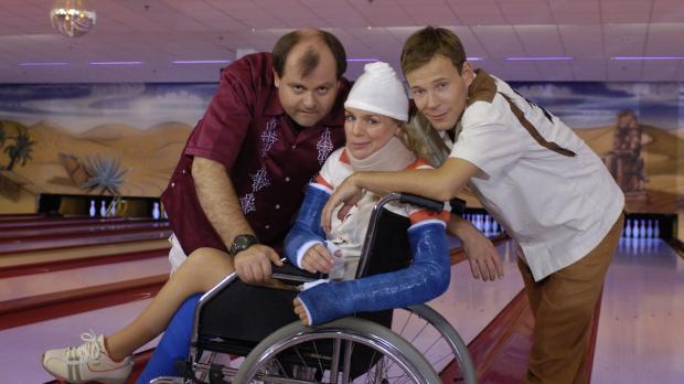 Ralf Jürgens Sat.1 Markus Majowski (l.), Mirja Boes (M.) und Mathias Schlung (r.) beim Bowlen un...