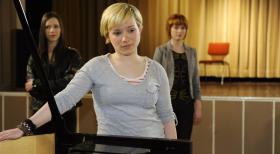 Ihre Leidenschaft ist die Musik: (v.l.n.r.) Luzi (Selina Müller), Emma (Kasia Borek) und Sophie (Franciska Friede) ... © SAT.1