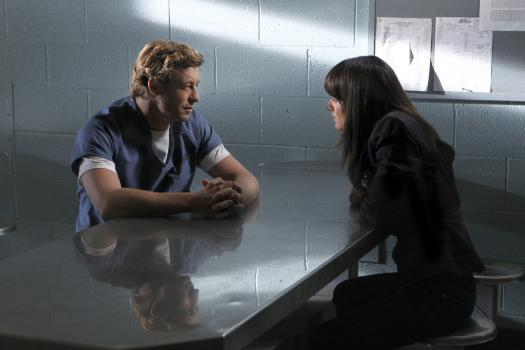 The Mentalist - Teresa Lisbon (Robin Tunney, r.) und ihre Kollegen, versuchen Patrick Jane (Simon Baker, l.) zu gut wie möglich zu unterstützen ... © Warner Bros. Television