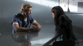 The Mentalist - Teresa Lisbon (Robin Tunney, r.) und ihre Kollegen, versuchen Patrick Jane (Simon Baker, l.) zu gut wie möglich zu unterstützen ... © Warner Bros. Television