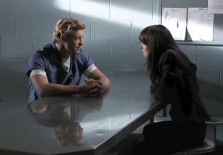 The Mentalist - Teresa Lisbon (Robin Tunney, r.) und ihre Kollegen, versuchen Patrick Jane (Simon Baker, l.) zu gut wie möglich zu unterstützen ... © Warner Bros. Television