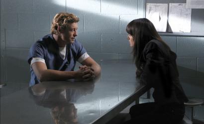 The Mentalist - Teresa Lisbon (Robin Tunney, r.) und ihre Kollegen, versuchen Patrick Jane (Simon Baker, l.) zu gut wie möglich zu unterstützen ... © Warner Bros. Television