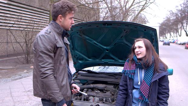 Patchwork Family - Juri (l.) schraubt lieber an seinem Wagen herum und lässt Antonia (r.) mit einem eiligen Auftrag allein - mit verheerenden Folgen für Job und Beziehung ... © SAT.1