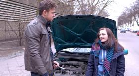 Patchwork Family - Juri (l.) schraubt lieber an seinem Wagen herum und lässt Antonia (r.) mit einem eiligen Auftrag allein - mit verheerenden Folgen für Job und Beziehung ... © SAT.1 Patchwork Family - Juri (l.) schraubt lieber an seinem Wagen herum und lässt Antonia (r.) mit einem eiligen Auftrag allein - mit verheerenden Folgen für Job und Beziehung ... © SAT.1