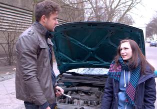 Patchwork Family - Juri (l.) schraubt lieber an seinem Wagen herum und lässt Antonia (r.) mit einem eiligen Auftrag allein - mit verheerenden Folgen für Job und Beziehung ... © SAT.1