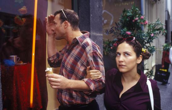 Auch an einem Sonntag kann man die Auslagen im Schaufenster dieses ganz besonderen "Spezialitäten-Geschäfts" bewundern! (Hanno Friedrich, l. und Shirin Soraya, r.) © Sat.1