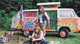 Hotte (Markus Maria Profitlich, r.) und Lusches (Tom Lehel, l.) sind beim Camping. © Sat.1