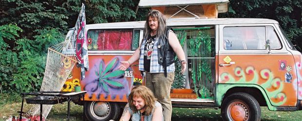 Hotte (Markus Maria Profitlich, r.) und Lusches (Tom Lehel, l.) sind beim Camping. © Thomas Böhme Sat.1