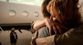 Hawaii Five-0 - Wieder vereint: Steve (Alex O'Loughlin, M.) und seine Mutter Doris (Christine Lahti, r.) ... © 2012 CBS Broadcasting Inc. All Rights Reserved.