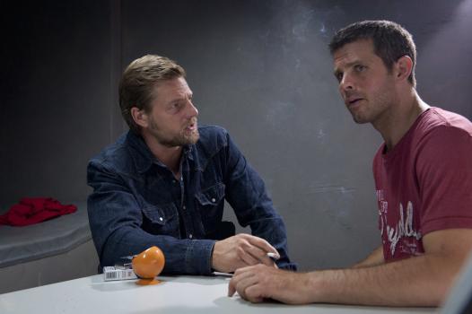 Der letzte Bulle - Während Mick (Henning Baum, l.) fest davon überzeugt ist, dass die U-Bahnschläger in den Mord verwickelt sind, favorisiert Andreas Karsten Wollmer (Steffen Groth, r.). Denn zwischen ihm und dem Ermordeten kam es immer wieder zum Streit ... © SAT.1