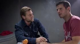 Der letzte Bulle - Während Mick (Henning Baum, l.) fest davon überzeugt ist, dass die U-Bahnschläger in den Mord verwickelt sind, favorisiert Andreas Karsten Wollmer (Steffen Groth, r.). Denn zwischen ihm und dem Ermordeten kam es immer wieder zum Streit ... © SAT.1