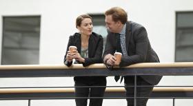 Ladykracher - Herr Jacobs (Charly Hübner, r.) und Frau Brockob (Bettina Lamprecht, l.) stehen im Gang mit Kaffeebechern in der Hand, als Frau Dr. Gerling vorbeikommt. Herr Jacobs bittet Frau Dr. Gerling um ein Feedback zu seinem Memo, dass er ihr zuvor hat zukommen lassen. Die Reaktion darauf ist wirklich "schlagfertig" ... © Guido Engels SAT.1