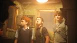 Die drei ??? - Das verfluchte Schloss - Ein neuer Fall, wartet auf die drei Fragezeichen Justus (Chancellor Miller, M.), Peter (Nick Price, r.) und Bob (Cameron Monaghan, l.) ... © Disney