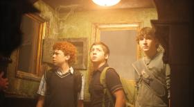 Die drei ??? - Das verfluchte Schloss - Ein neuer Fall, wartet auf die drei Fragezeichen Justus (Chancellor Miller, M.), Peter (Nick Price, r.) und Bob (Cameron Monaghan, l.) ... © Disney