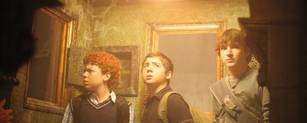 Ein neuer Fall, wartet auf die drei Fragezeichen Justus (Chancellor Miller, M.), Peter (Nick Price, r.) und Bob (Cameron Monaghan, l.) ... © Disney