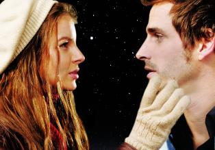 Engel sucht Liebe - Alle Jahre wieder mischt sich der Weihnachtsengel Uriel (Max von Thun, r.) unbemerkt ins irdische Geschehen ein, um verzagten Menschen wieder Lebensmut einzuhauchen. Doch dieses Jahr kann ihn ausgerechnet die blinde Laura (Yvonne Catterfeld, l.) wahrnehmen - und sogar berühren ... © SAT.1