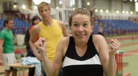 Weibsbilder - Endlich zeigt das Motivationstraining Wirkung. Sabine (Sabine Menne, r.) hat sich getraut, Frank (Volker Büdts, l.) zu grüßen ... © Frank Hempel Sat.1