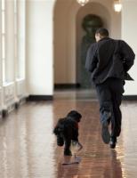 Obama hautnah - Unterwegs mit dem Präsidenten - Ein Kamerateam von National Geographic hat den US-Präsidenten fünf Monate lang begleitet. Von der Hektik des täglichen Geschäfts bis zum Spaziergang mit Hund Bo kommt der Zuschauer Barack Obama ungewöhnlich nahe. © Pete Souza National Geographic Television International