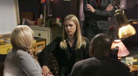 Um den Täter, der sich als Staatsanwalt ausgegeben hat, zu finden, muss Penelope (Kirsten Vangsness, l.) ihren Kollegen Morgan (Shemar Moore, r.), Prentiss (Paget Brewster, stehend) und JJ (AJ Cook, M.) alle Einzelheiten ihres Dates erzählen ... © Touchstone Television
