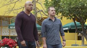 Navy CIS: L.A. - Ein euer Fall beschäftigt Callen (Chris O'Donnell, r.) und Sam (LL Cool J, l.) ... © CBS Studios Inc. All Rights Reserved. Navy CIS: L.A. - Ein euer Fall beschäftigt Callen (Chris O'Donnell, r.) und Sam (LL Cool J, l.) ... © CBS Studios Inc. All Rights Reserved.