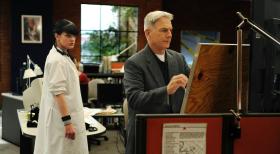 Versuchen den Tod von Navy Lieutenant Emma Paxton aufzuklären: Gibbs (Mark Harmon, r.) und Abby (Pauley Perrette, l.) ... © CBS Television