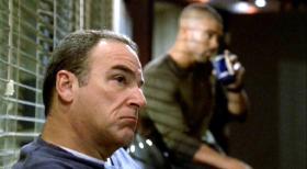 Die Special Agents Jason Gideon (Mandy Patinkin, l.) und Derek Morgan (Shemar Moore, r.) ermitteln einen traumatisierten Soldaten als möglichen Mörder ... © Touchstone Television