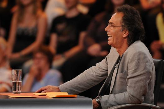 Hugo Egon Balder moderiert die Comedy Show "Genial daneben - Die Comedy Arena". © SAT.1