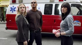 Werden nach New York gerufen, um dort einen Täter zu stellen, der am helllichten Tag zahlreiche Menschen erschießt. Dort geraten sie selbst ins Schussfeuer: Emily Prentiss (Paget Brewster, r.), Derek Morgan (Shemar Moore, M.) und JJ (AJ Cook, l.) ... © Touchstone Television