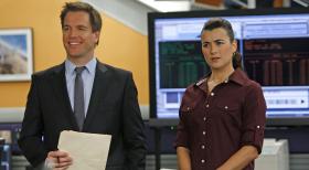 Eine Aushilfe des NCIS wird ermordet unter einem Auto gefunden. Um den Täter dingfest zu machen werden Ziva (Cote de Pablo, r.), Tony (Michael Weatherly, l.) und das restliche Team mit dem Fall beauftragt ... © CBS Television