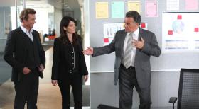 The Mentalist - Im verriegelten Spind einer stillgelegten Fabrik wird der Leichnam des Finanzbrokers Antonio Castro gefunden, der ein knappes Jahr zuvor offenbar lebendig und an Händen und Füßen gefesselt dort eingesperrt worden war. Patrick (Simon Baker, l.) und Teresa (Robin Tunney, M.) beginnen zu ermitteln und hoffen auf Hilfe von Dennis Victor (Ray Wise, r.) ... © Warner Bros. Television