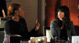Ein neuer Mord-Fall beschäftigt Madeleine Hightower (Aunjanue Ellis, l.) und Teresa (Robin Tunney, r.) ... © Warner Bros. Television