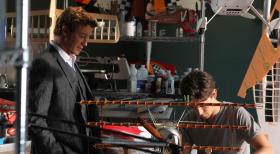 Lügen und Kerzen: Patrick Jane (Simon Baker, l.) und Jackson (Asher Book, r.) ... © Warner Bros. Television