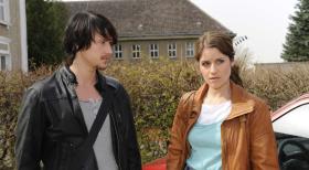 Bea (Vanessa Jung, r.) und Michael geraten mal wieder wegen Ben (Christopher Kohn, l.) aneinander ... © SAT.1